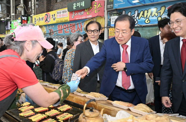 ▲홍준표 대구시장이 추석을 앞둔 9월 25일 중구 관문시장을 방문, 장보기 행사를 하고 있다. ⓒ연합뉴스