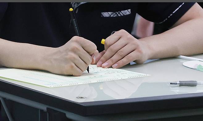 고등학교 3학년 학생들이 서울의 한 고등학교에서 모의고사 답안지를 작성하고 있다. 뉴시스