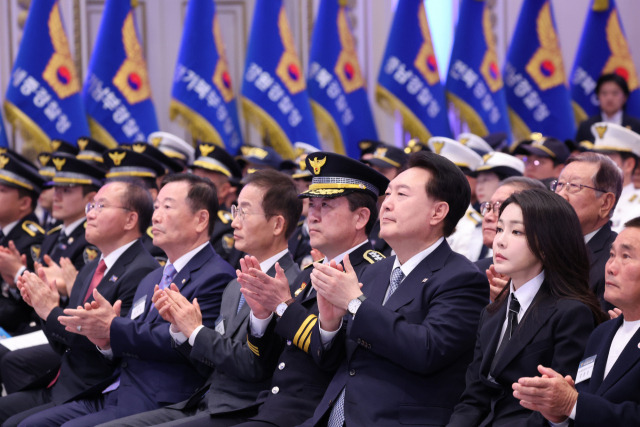 윤석열 대통령과 부인 김건희 여사가 18일 청와대 영빈관에서 열린 제78주년 경찰의날 기념식에서 박수를 치고 있다. 연합뉴스