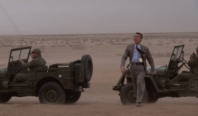 미국 정부는 1945년 7월 17일 독일에서 개최될 예정이던 포츠담 회담에서 해리 트루먼 대통령이 핵무기 개발 성공 사실을 은연중에 이야기할 수 있도록 7월 16일 인류 최초의 핵실험을 감행했다. 오펜하이머는 트리니티(삼위일체) 실험을 성공시키기 위해 실험 당일까지 동에 번쩍 서에 번쩍하며 최고의 리더십을 보였다. [유니버설 픽쳐스]