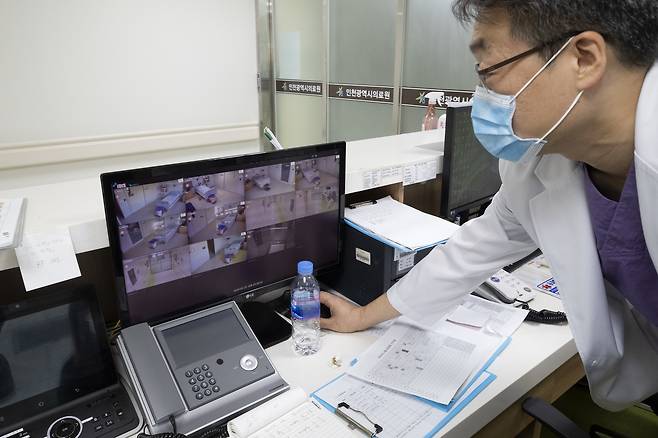 2020년 2월25일 인천의료원 감염내과 김진용 과장이 코로나19 병실 상황을 모니터로 체크하고 있다. ⓒ시사IN 조남진