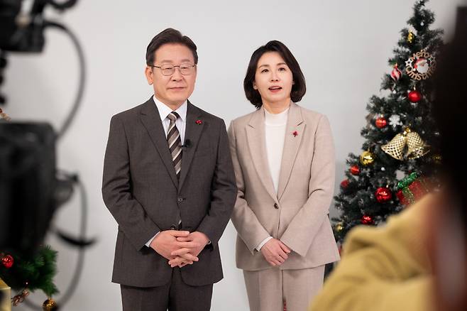 2021년 12월26일 이재명 당시 더불어민주당 대선 후보와 부인 김혜경씨가 크리스마스 뮤직비디오를 촬영하는 모습 ⓒ 이재명 캠프 제공