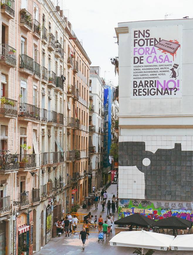 수년째 걸려 있는 현수막 '그들이 우리를 집에서 쫓아낸다'