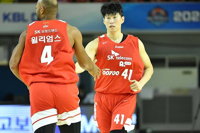 서울 SK 유니폼을 입은 오세근 [KBL 제공. 재판매 및 DB금지]