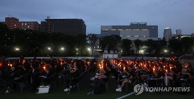 어두움을 밝히는 후배들의 마음 (서울=연합뉴스) 김도훈 기자 = 서울 서이초등학교 교사의 49재 추모일인 4일 오후 서울 서초구 서울교육대학교에서 열린 촛불문화제에서 참가자들이 촛불을 들고 있다. 2023.9.4 superdoo82@yna.co.kr