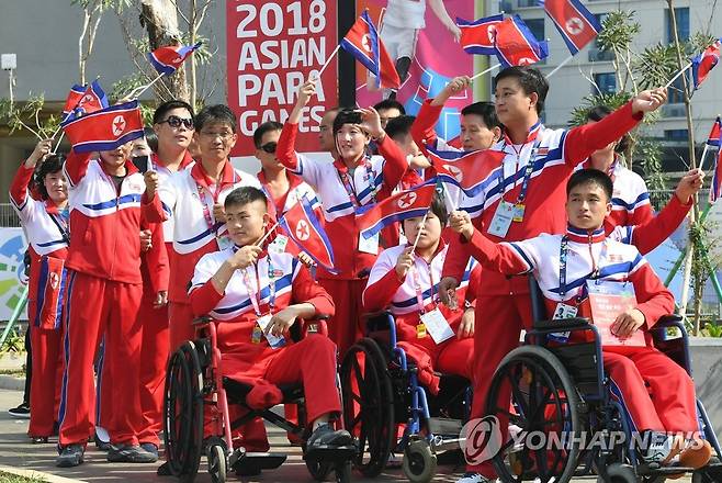 장애인AG 북한 선수단, '인공기 흔들며 입장' (자카르타=연합뉴스) 2018 인도네시아 장애인아시안게임 선수촌 입촌식이 열린 4일 오전(현지시각) 인도네시아 자카르타 선수촌에서 북한 선수단이 인공기를 흔들며 입장하고 있다.
2018.10.4 [사진공동취재단] photo@yna.co.kr