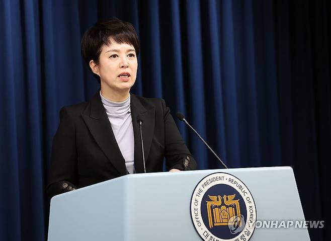 현안 브리핑하는 김은혜 홍보수석 (서울=연합뉴스) 진성철 기자 = 김은혜 대통령실 홍보수석이 18일 오후 서울 용산 대통령실 청사에서 현안 브리핑을 하고 있다. 2023.10.18 zjin@yna.co.kr