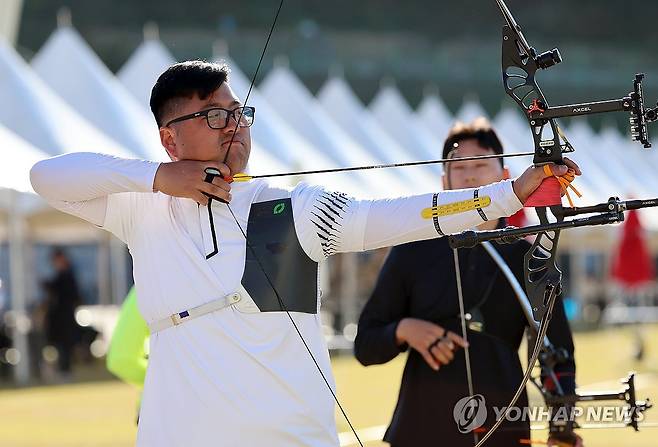 활시위 당기는 김우진 (광주=연합뉴스) 조남수 기자 = 18일 광주국제양궁장에서 열린 제104회 전국체육대회(전국체전) 양궁 남자일반부 개인전 결승에서 김우진(청주시청)이 활시위를 당기고 있다. 2023.10.18 iso64@yna.co.kr