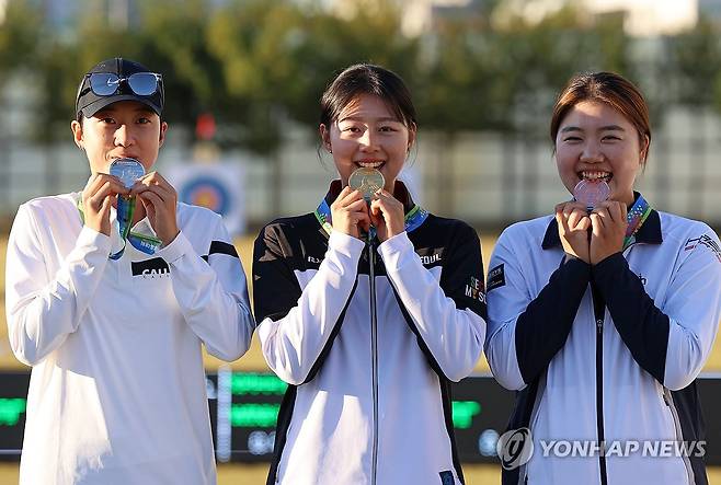 양궁 여자대학부 메달리스트 (광주=연합뉴스) 조남수 기자 = 18일 광주국제양궁장에서 열린 제104회 전국체육대회(전국체전) 양궁 여자대학부 개인전에서 금메달 임시현(가운데), 은메달 안산(왼쪽), 동메달 염혜정이 메달을 수상하고 있다. 2023.10.18 iso64@yna.co.kr