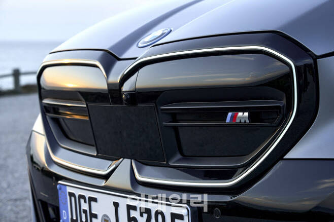 BMW i5 M60 xDrive의 고성능을 알리는 M 마크. (사진=BMW 코리아)