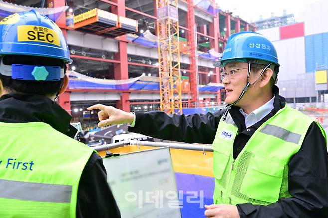 19일 삼성전자 기흥캠퍼스를 찾은 이재용 회장이 차세대 반도체 R&D(연구개발) 단지 건설 현장을 점검하고 있다.(사진=삼성전자)