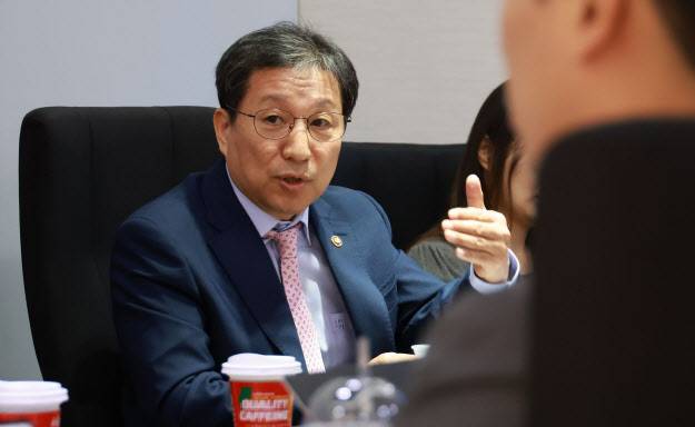 이성희 고용노동부 차관이 10일 정부세종청사에서 열린 출입 기자간담회에서 취재진의 질문에 답하고 있다.(사진=고용노동부 제공)