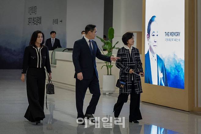 이재용 삼성전자 회장과 홍라희 전 삼성미술관 리움 관장, 이서현 삼성복지재단 이사장이 19일 경기도 용인 삼성전자 인재개발원 콘서트홀에서 열린 ‘이건희 선대회장 3주기 추모 음악회’에 참석했다. (사진=삼성전자)