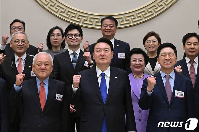 윤석열 대통령이 17일 청와대 영빈관에서 열린 국민통합위원회 만찬에서 김기현 국민의힘 대표, 김한길 국민통합위원장과 기념촬영을 하고 있다. (대통령실 제공) 2023.10.17/뉴스1 ⓒ News1 오대일 기자