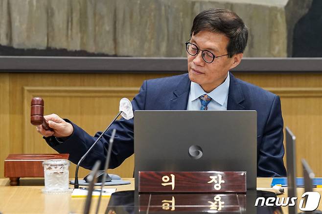 이창용 한국은행 총재가 19일 서울 중구 한국은행에서 열린 금융통화위원회에서 의사봉을 두드리고 있다. /뉴스1