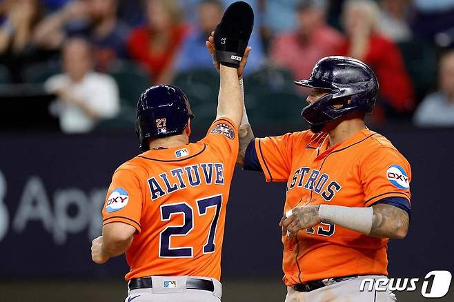 텍사스와의 ALCS 3차전에서 홈런을 친 후 환호하는 휴스턴의 알투베(왼쪽). ⓒ AFP=뉴스1