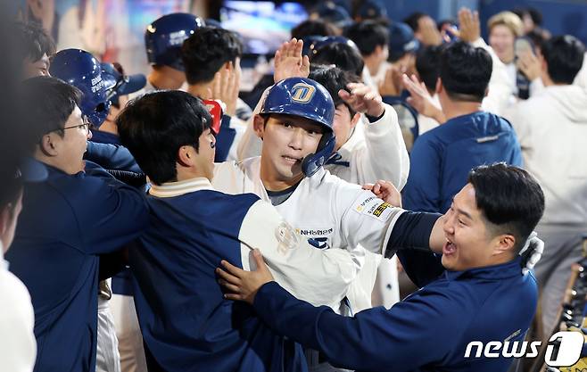 19일 오후 경남 창원NC파크에서 열린 프로야구 '2023 신한은행 SOL KBO 포스트시즌' 와일드카드 결정전 1차전 두산 베어스와 NC 다이노스의 경기, 4회말 2사 만루 상황 NC 서호철이 만루홈런을 쏘아 올린 뒤 더그아웃에서 팀원들에게 축하를 받고 있다. 2023.10.19/뉴스1 ⓒ News1 이동해 기자