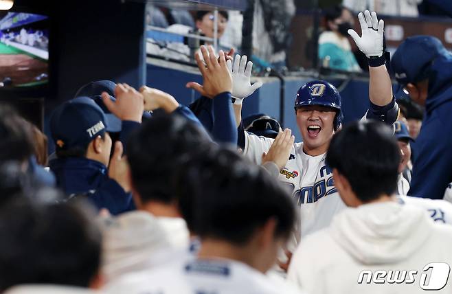 19일 오후 경남 창원NC파크에서 열린 프로야구 '2023 신한은행 SOL KBO 포스트시즌' 와일드카드 결정전 1차전 두산 베어스와 NC 다이노스의 경기, 4회말 2사 주자없는 상황 NC 김형준이 백투백 솔로홈런을 쏘아 올린 뒤 더그아웃에서 팀원들에게 축하를 받고 있다. 2023.10.19/뉴스1 ⓒ News1 이동해 기자