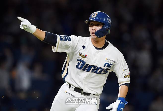 NC 서호철이 19일 창원 NC파크에서 열린 2023 KBO 와일드카드 결정전 1차전 두산과 경기에서 4회말 좌월 만루포를 때린 후 기뻐하고 있다. 2023. 10. 19. 창원 | 박진업기자 upandup@sportsseoul.com