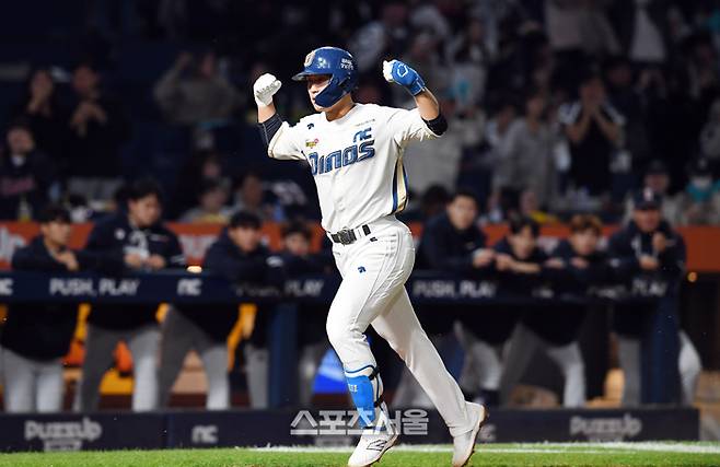 NC 서호철이 19일 창원NC파크에서 열린 2023 KBO 와일드카드 결정전 두산과 경기에서 4회말 만루포를 때린 후 기뻐하며 홈에 들어오고 있다. 2023. 10. 19. 창원 | 박진업기자 upandup@sportsseoul.com