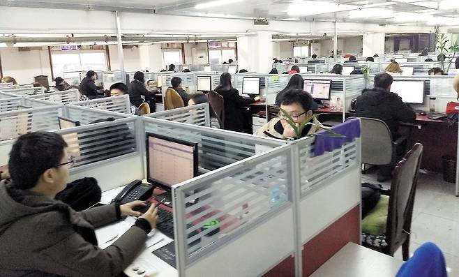 펜타닐 원료를 수출하는 중국의 한 화학 회사 내부. /벤 웨스트호프