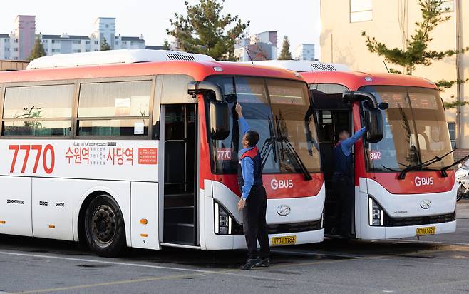 지난 10일 오전 경기 수원시 권선구 경진여객운수 차고지에서 광역버스 운행 기사들이 운행 준비를 하고 있다. /뉴스1