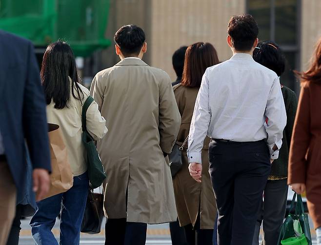 큰 일교차로 중부지방이 쌀쌀한 아침 날씨를 보이는 18일 오전 서울 광화문광장에서 시민들이 외투를 입은 채 걸어가고 있다./연합뉴스