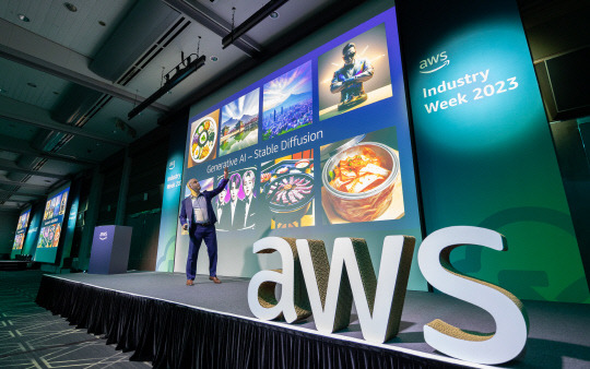 올리비에 클라인 AWS 수석 테크놀로지스트가 지난 11일 코엑스에서 열린 'AWS 인더스트리위크 2023' 행사에서 기조연설하고 있다. AWS 제공