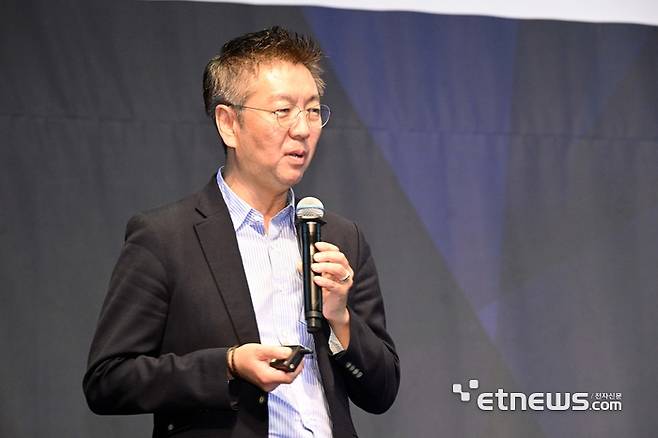 '전자신문 TECH SUMMIT' 2일차 행사가 19일 서울 서초구 양재동 엘타워에서 전자신문 주최로 열렸다. 김정욱 딥엑스 R&D 총괄부사장이 '어디에나 인공지능이 있는 시대를 향해'를 주제로 발표하고 있다. 김민수기자 mskim@etnews.com