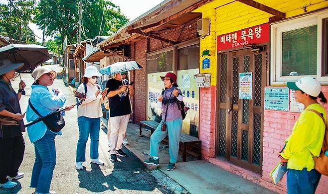 9월 마을탐방에서 문화관광해설사 김윤희씨가 설명하고 있다.