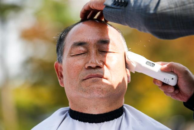 김원이 더불어민주당 의원이 18일 서울 용산구 전쟁기념관 앞에서 열린 '윤석열 정권 전라남도 의과대학 유치 촉구 집회'에서 삭발을 하고 있다. 최주연 기자