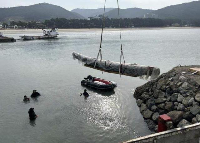 전라남도 해남군 송지면 송호해수욕장 인근에서 지난 6월부터 진행된 고선박 '해남선' 부재 인양 모습. 국립해양문화재연구소 제공