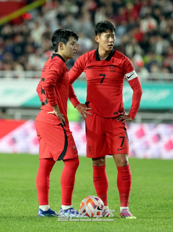 위르겐 클린스만 감독이 이끄는 대한민국 축구대표팀이 17일 오후 수원월드컵경기장에서 베트남 대표팀과 평가전을 펼쳤다. 손흥민 이강인이 프리킥을 앞두고 작전을 얘기 하고있다. 수원=정시종 기자