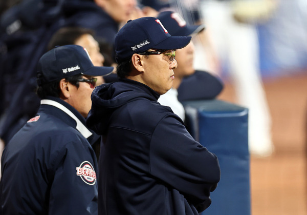 <yonhap photo-4528="">19일 오후 창원NC파크에서 열린 2023 KBO 포스트시즌 와일드카드 결정전 두산 베어스 대 NC 다이노스 경기. 이승엽 두산 베어스 감독이 경기를 지켜보고 있다. 사진=연합뉴스</yonhap>