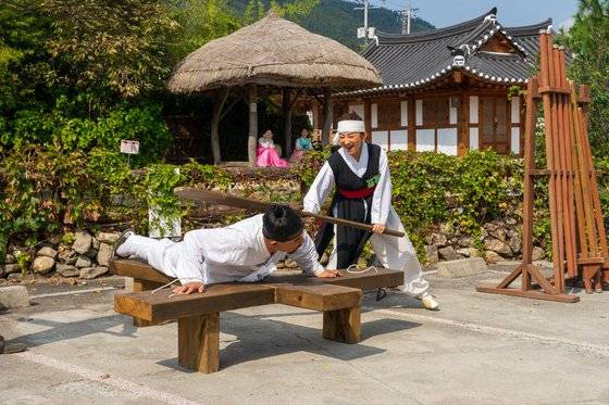 마당극이 끝나면 배우들이 사의재 저잣거리 곳곳에 흩어져 관람객을 맞는다.