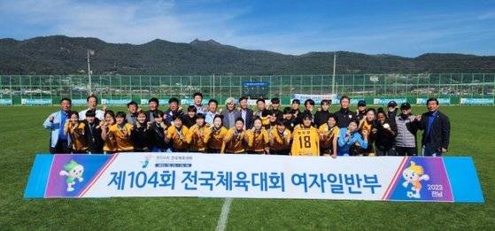 세종스포츠토토 여자축구단이 전국체전 여자 일반부 결승에서 강호 인천현대제철을 꺾고 우승하며 금메달을 목에 걸었다. 사진 스포츠토토코리아