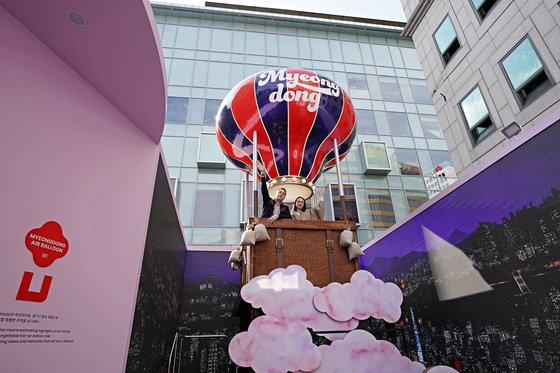 롯데면세점이 19일 서울 중구 명동에 국내 최초 면세점 쇼룸 ‘엘디에프(LDF) 하우스’를 열었다. 사진은 LDF 하우스에서 열기구 형태의 리프트를 탑승한 외국인 관광객 모습. 사진 롯데면세점