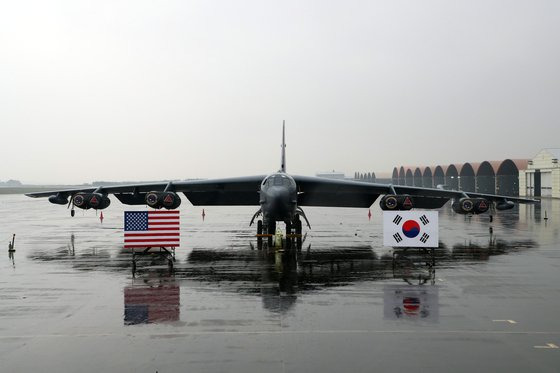 19일 충북 청주시 한 공군기지에 미 공군의 전략폭격기 B-52H 스트래토포트리스가 착륙해 주기돼 있다.  B-52 폭격기는 국내 공군기지에 처음으로 착륙을 했다. 국방일보