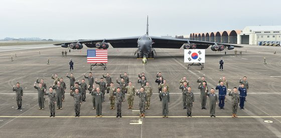 19일 김승겸 합참의장이 핵무기 탑재 가능한 미 전략 폭격기 B-52H가 한반도에 최초로 착륙한 공군 전투비행단을 찾아 작전 수행 태세를 점검하고 한미 장병들 격려했다고 밝혔다. 사진은 김승겸 합참의장이 정상화 공군참모총장과 케네스 윌스바흐 미 태평양공군사령관을 비롯한 한미 작전요원들과 미 전략폭격기 B-52H를 배경으로 기념 촬영하는 모습. 합동참모본부