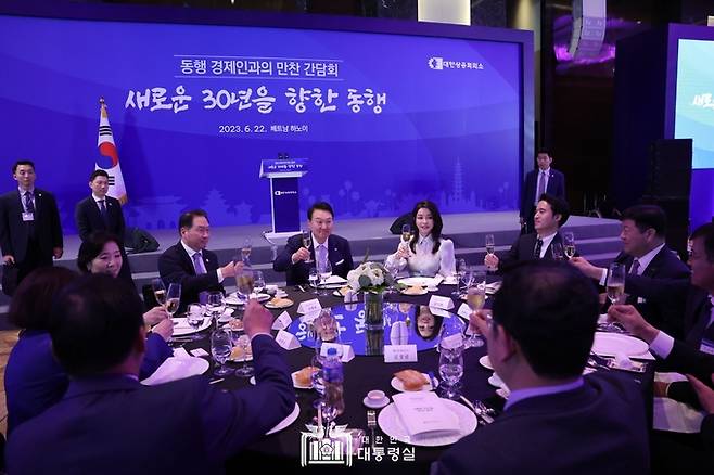 지난 6월 윤석열 대통령이 베트남 순방에 동행한 경제인들과 만찬을 하며 건배를 하는 모습. 김건희 여사 왼편에 앉은 인물이 김익환 한세실업 대표이사 부회장이다. /대통령실
