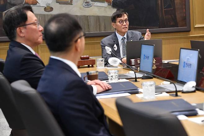 이창용 한국은행 총재가 서울 중구 한국은행에서 열린 금융통화위원회를 주재하고 있다./사진=뉴스1