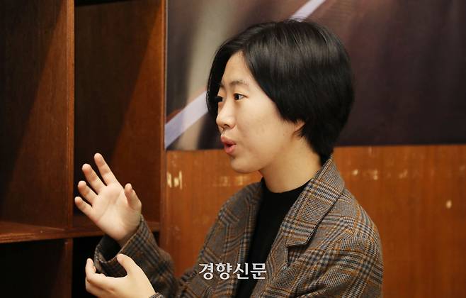 독서로드맵을 만드는 일을 했던 신희수씨가 지난 6일 서울 마포구의 까페창비에서 이야기를 하고 있다. 한수빈 기자