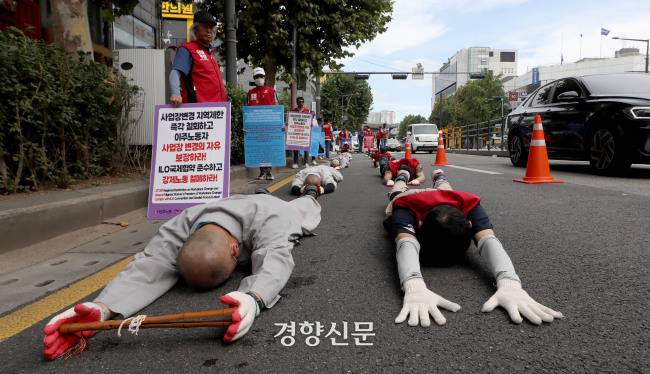 이주노동자들이 대한불교조계종 사회노동위원회 스님들과 함께 지난달 3일 서울 종로구 전태일다리 인근에서 ‘사업장변경 지역제한 즉각 철회! 이주노동자 사업장변경의 자유 보장! 오체투지’를 하고 있다. 김창길 기자