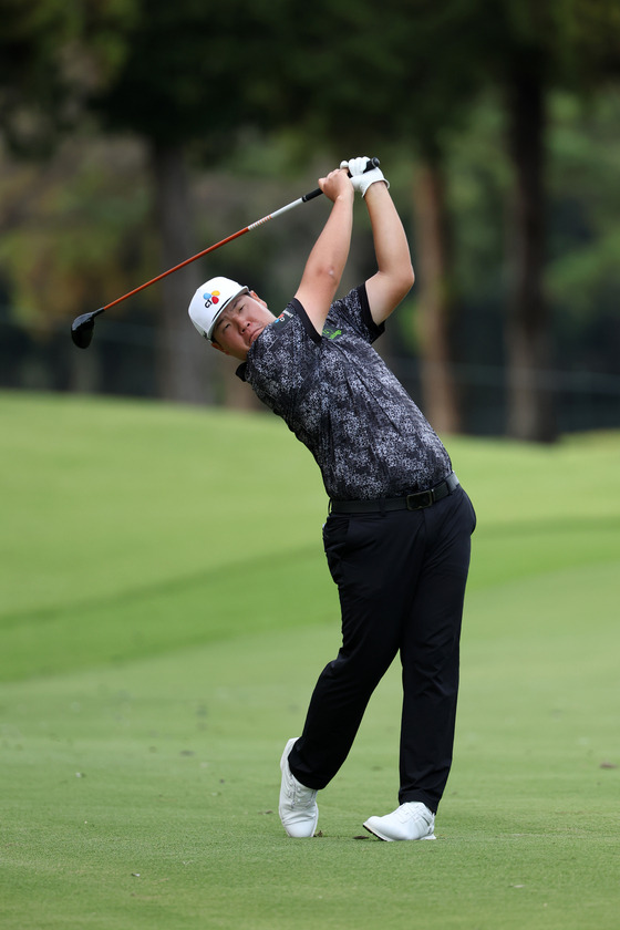 Im Sung-jae hits his second shot on the 15th hole during the first round of the Zozo Championship at Accordia Golf Narashino Country Club Inzai, Japan on Thursday.  [GETTY IMAGES]