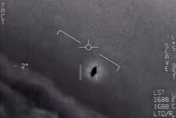 미 해군 조종사가 촬영한 ‘미확인 비행 현상’. 미 국방부는 지난 4월 이같은 미확인비행물체(UFO) 가운데 외계 물체가 포함된 것으로 확인된 사례는 없다고 밝혔다. 국민일보DB