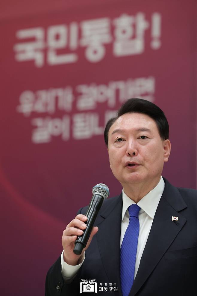 ▲윤석열 대통령이 지난 17일 청와대 영빈관에서 국민통합위원회 90여 명과 함께 한 만찬에서 인사말을 하고 있다. 사진=대통령실