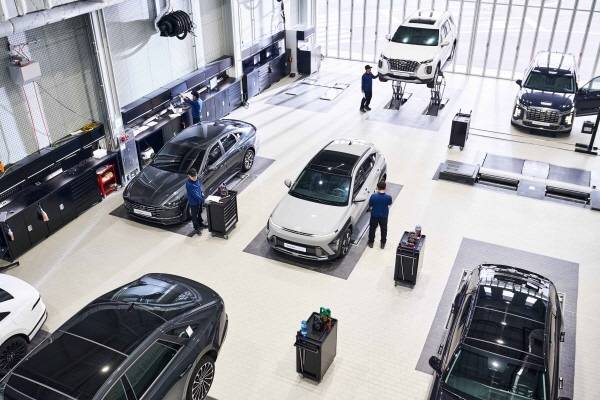 현대자동차 인증중고차 양산센터 상품화동에서 상품화 전담 인력이 매입한 중고차에 대해 272개 항목의 정밀진단을 진행하고 있는 모습 [사진제공=현대차]