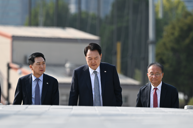 윤석열 대통령이 지난 18일 서울 용산 대통령실 청사에서 국민의힘 김기현 대표, 윤재옥 원내대표, 유의동 정책위의장, 이만희 사무총장 등 당 지도부와 오찬 회동을 마친 뒤 용산어린이정원을 산책하고 있다. <연합뉴스>