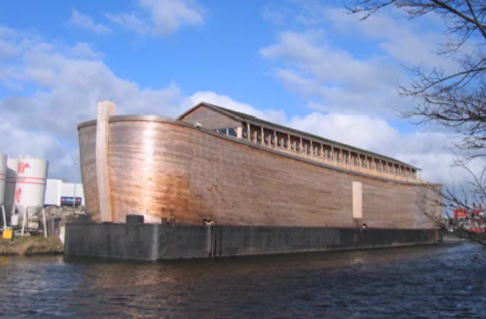 네덜란드 도르트레이트 항구에 정박해 있는 ‘노아의 방주’ 모형.