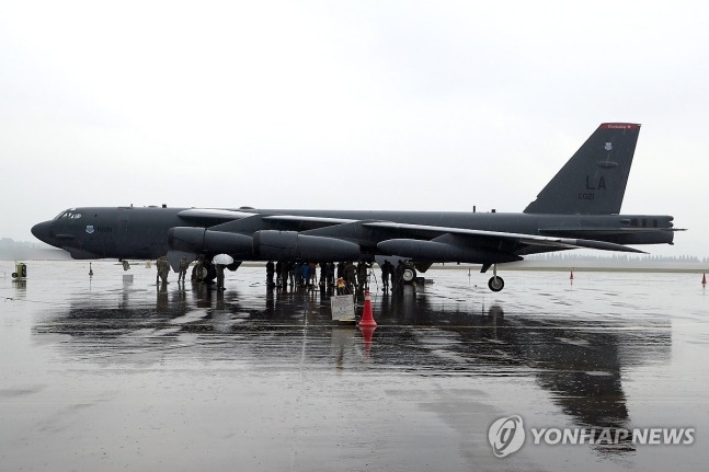 19일 미군 전략 폭격기 B-52H ‘스트래포트리스’가 청주 공군기지에 착륙해 있다.
주한미군은 이날 B-52H의 착륙을 언론에 공개했다.[사진 제공 = 연합뉴스]